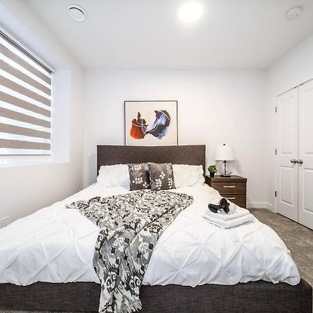 *New* Modern Suite King Bed! Netflix! Sleeps 4! Edmonton Kültér fotó