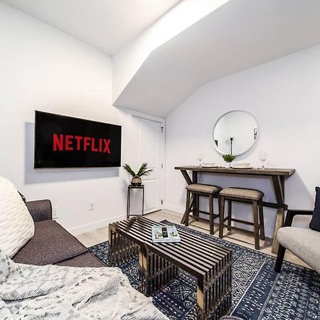 *New* Modern Suite King Bed! Netflix! Sleeps 4! Edmonton Kültér fotó