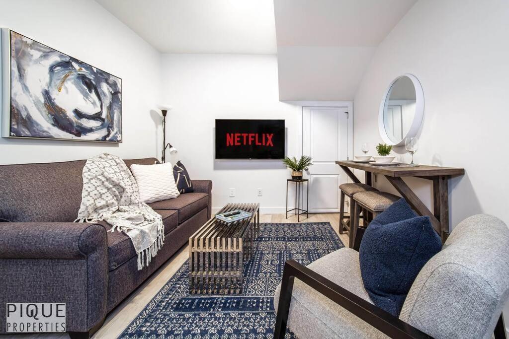 *New* Modern Suite King Bed! Netflix! Sleeps 4! Edmonton Kültér fotó