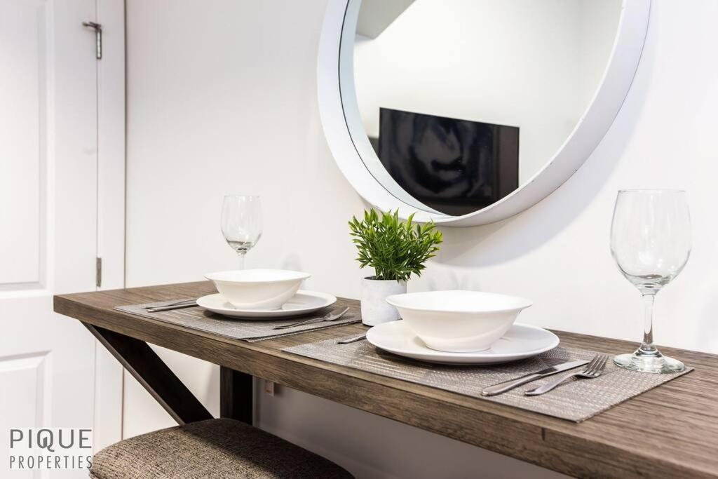 *New* Modern Suite King Bed! Netflix! Sleeps 4! Edmonton Kültér fotó