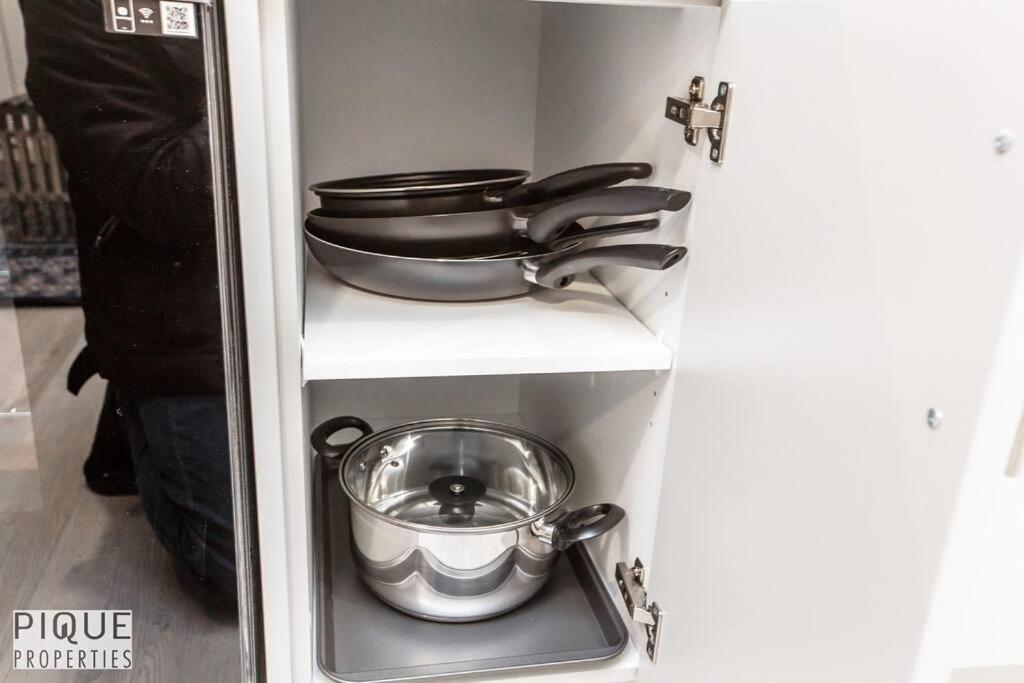 *New* Modern Suite King Bed! Netflix! Sleeps 4! Edmonton Kültér fotó