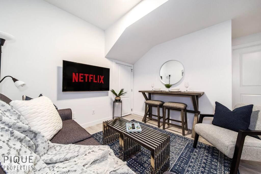 *New* Modern Suite King Bed! Netflix! Sleeps 4! Edmonton Kültér fotó