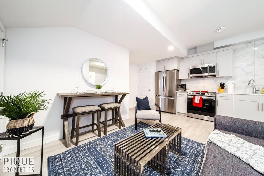 *New* Modern Suite King Bed! Netflix! Sleeps 4! Edmonton Kültér fotó