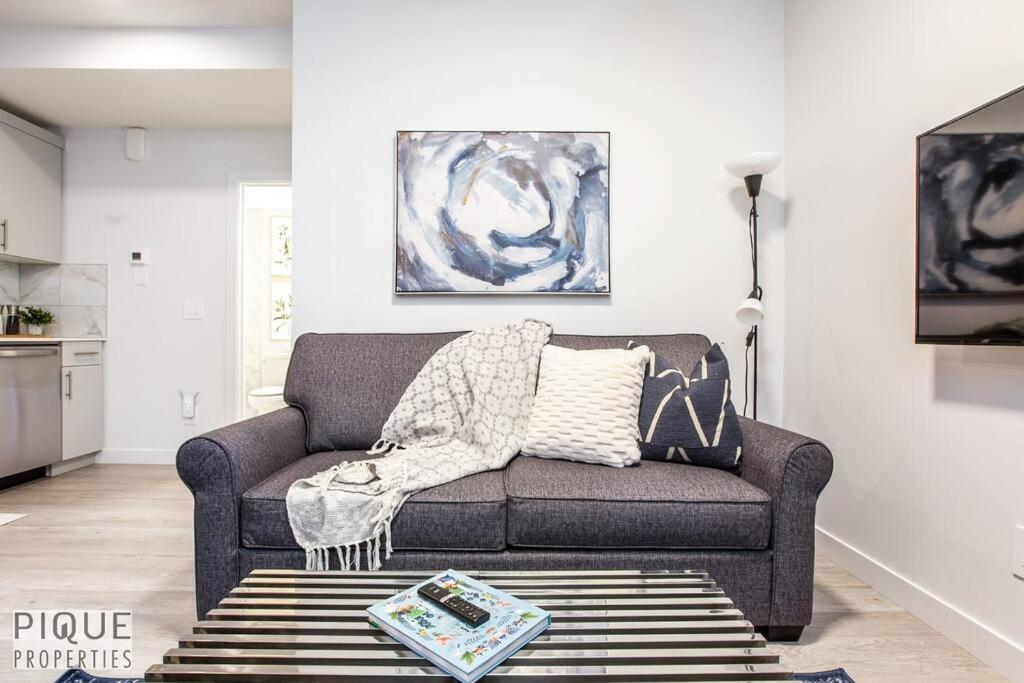 *New* Modern Suite King Bed! Netflix! Sleeps 4! Edmonton Kültér fotó