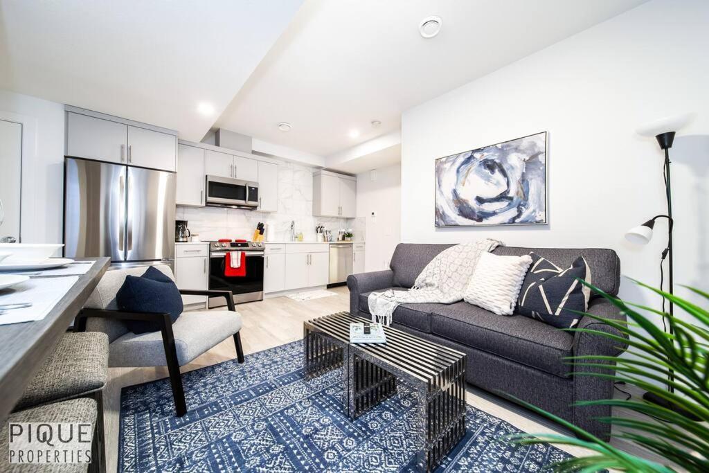 *New* Modern Suite King Bed! Netflix! Sleeps 4! Edmonton Kültér fotó