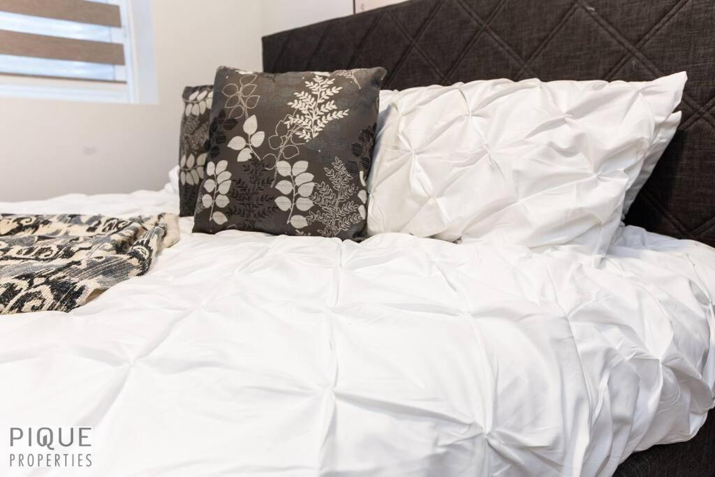 *New* Modern Suite King Bed! Netflix! Sleeps 4! Edmonton Kültér fotó
