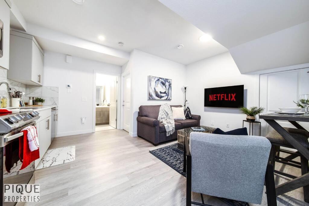 *New* Modern Suite King Bed! Netflix! Sleeps 4! Edmonton Kültér fotó