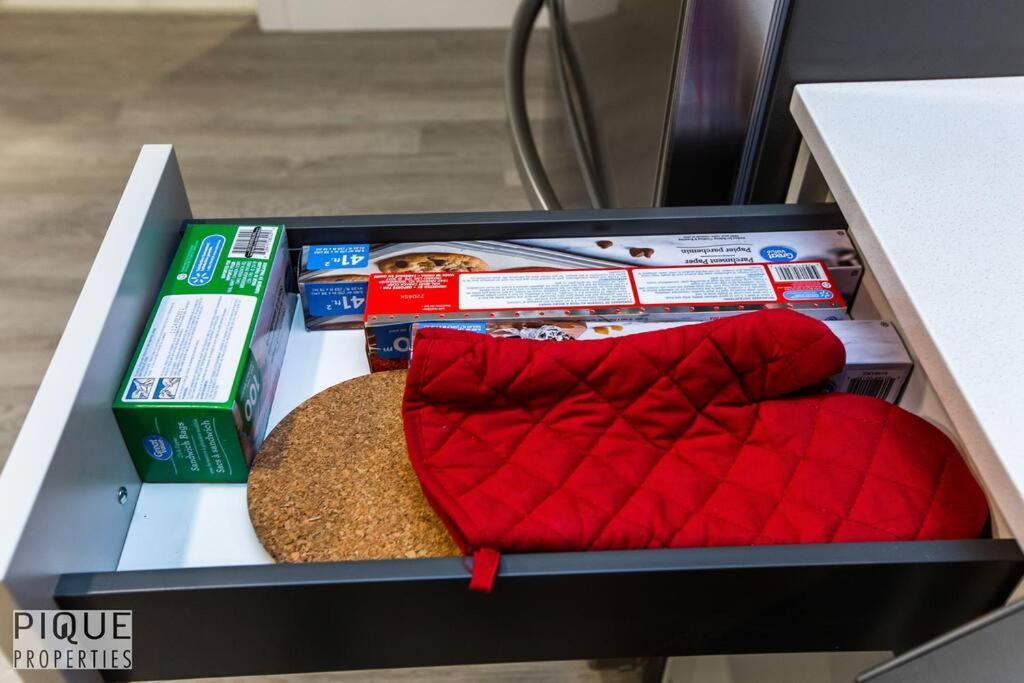 *New* Modern Suite King Bed! Netflix! Sleeps 4! Edmonton Kültér fotó