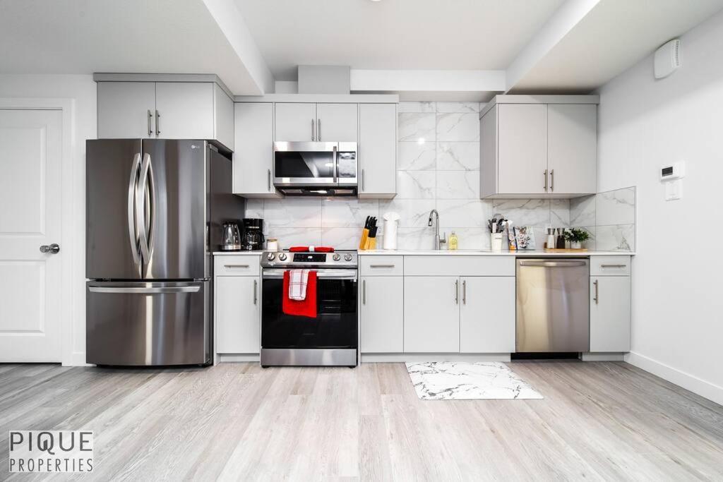 *New* Modern Suite King Bed! Netflix! Sleeps 4! Edmonton Kültér fotó