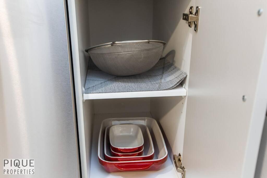 *New* Modern Suite King Bed! Netflix! Sleeps 4! Edmonton Kültér fotó